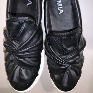 Women’s Black slide sneakers